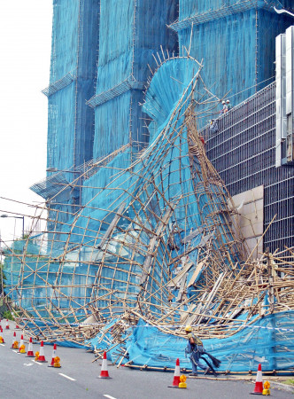 17年前圓規襲港，數碼港一個地盤棚架被吹塌。資料圖片