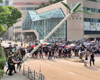 示威者去年在九龍灣推倒智慧燈柱。資料圖片