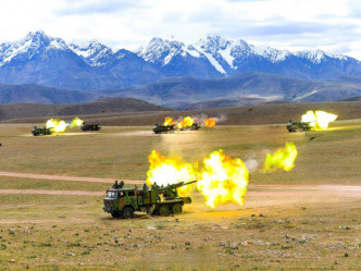 西藏军区解放军举行实弹演习。(网图)