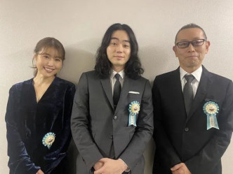 （左起）有村架纯、菅田将晖及《她》片导演土井裕泰盛装出席TAMA电影奖。