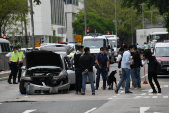 警方下午出动警犬到现场搜索。杨伟亨摄