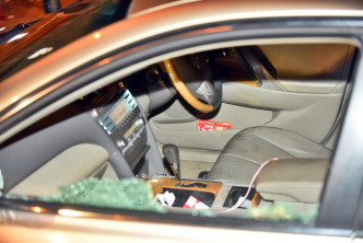 私家车左边侧后镜遭子弹射爆，子弹反弹穿破玻璃窗。徐裕民摄