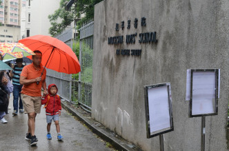 不少家長帶同子女冒雨前來。