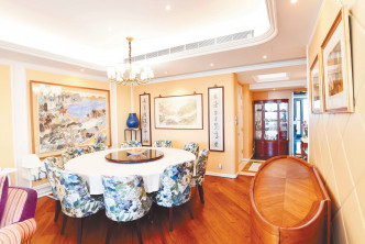 飯廳布局充滿中國特色，牆身掛有畫作及對聯。