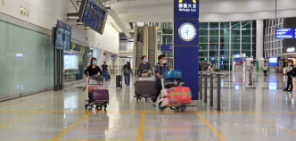機場大批旅客回港。