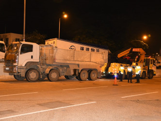 警方拖走涉案泥頭車。