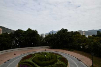 單位近望屋苑內園及翠樹景，眺望樓景。