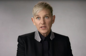 《由暗到明：電視與彩虹史》(Visible: Out on Television） 
此為Apple TV+ 原創紀錄⽚，審視美國電視媒介的台前幕後， ⾯對 LGBTQ+ 這個命題的態度和改變。由60年代開始女星 Zelda Gilroy 因為形象「太 butch」⽽導致主演的劇集難產，以⾄ 97 年 Ellen DeGeneres 於肥皂劇借⾓⾊ 「出櫃」，漫長的平權道路上幸有這些女⽣寫下電視歷史，推動時代變⾰的步伐。