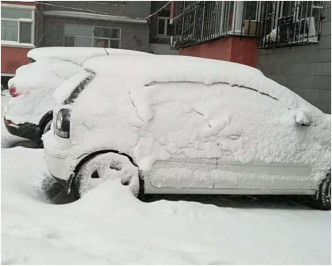 私家車都被厚雪遮蓋。