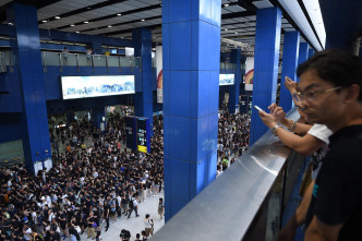 大圍站人流迫滿出口