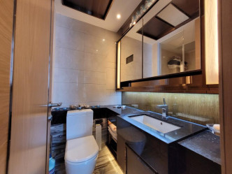 浴室時尚有格調，以淋浴間設計，較節省位置。
