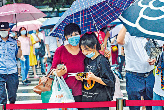 武漢連場大雨，家長陪同子女赴試場。