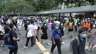 中環遮打花園有示威者聚集。港台截圖