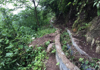 四川宜賓有灌溉水渠一敲就碎。網上圖片