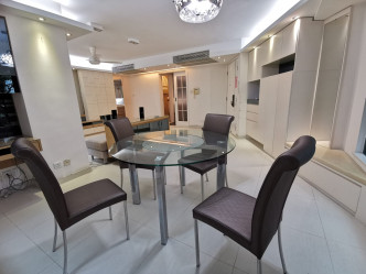 飯廳面積偌大，圓形餐桌置中，配合柔和燈光，用膳環境舒適。