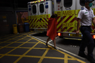 受伤的四名女子由救护车送院。