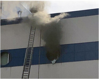 顶层仓库于当地周三起火。网图