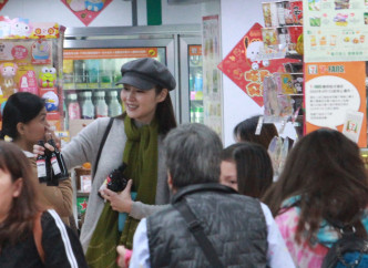 万绮雯饭后仍未够喉，再到附近便利店买红酒。