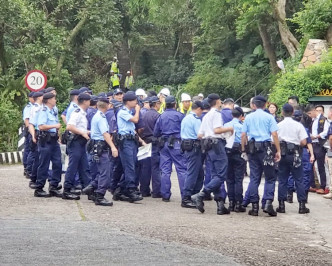 警方還出動警察搜查隊、機動部隊，和大埔重案三隊現場搜索。