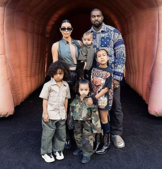 Kanye跟Kim育有4名子女。
