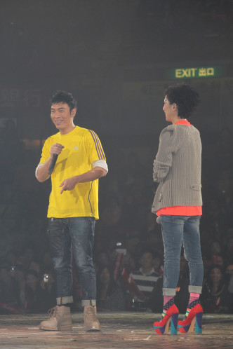 歌手郑秀文(右)和许志安(左)。资料图片