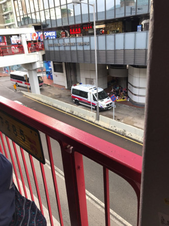 荃灣港鐵站一帶有大批警車及警員戒備。網上圖片