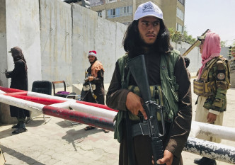 塔利班在首都喀布爾多處持槍駐守。AP