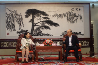 鄭若驊（左）與最高人民檢察院檢察長張軍（右）會面。