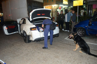 警方出动警犬搜车。