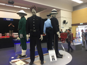 警队历史发展展览，展出警队的制服演变。