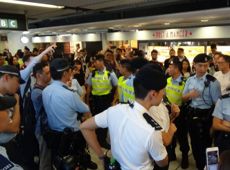 警方在金钟站等港铁站内截查部分市民。