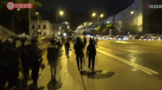 部分示威者往九龙城方向撤退。有线新闻截图