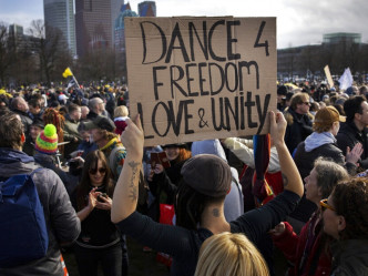 有人舉起寫有「愛」及「自由」等字眼的標語牌。AP圖片