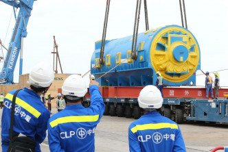 新机组的另一个主要部件，重约 450吨的发电机。