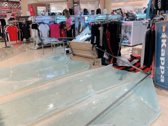 花蓮遠東百貨有玻璃倒塌。網上圖片