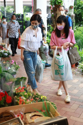 欣欣与芷珊买花。