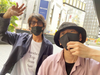 佐藤健公开与江口洋介行新宿行街时的合照。