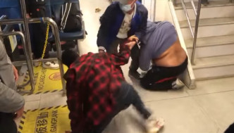 一名男子被另一名男子压倒在地。香港突发事故报料区FB图片