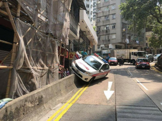 西環水街警車失事。網民Kwong Wai圖片