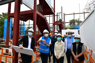 林郑访西贡户外康乐中心暂住设施。
