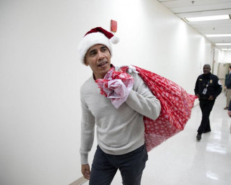 奧巴馬化身聖誕老人到兒童醫院派禮物。網圖