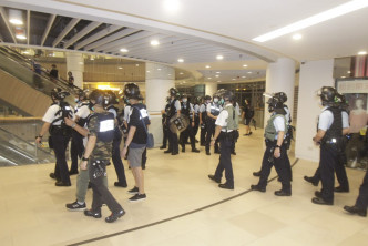 警察进入商场。