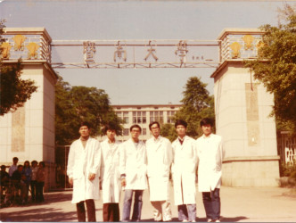 张汉明（左三）一九八四年自暨南大学医学院毕业。受访者提供