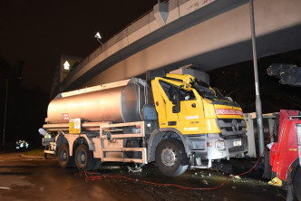 青衣油車深夜拖走