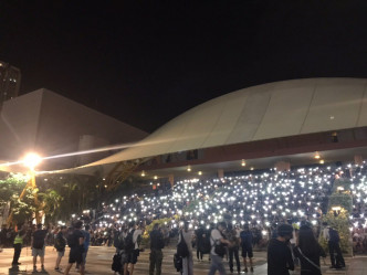 沙田大会堂外有人群聚集。网上图片