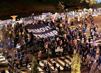 数以百计支持拜登的群众在白宫外面、附近的公园和一个街口外的「黑人生命也是命广场」聚集。AP