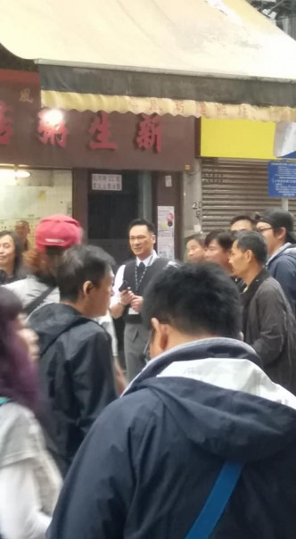 现场附近有电影摄制队正在拍摄警匪场面，演员包括吴镇宇及张智霖。网民Kenlee Lee摄。