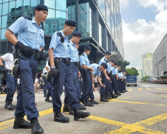 大批藍帽子警員於西九龍中心對開馬路一字排開地毯式搜索。梁國峰攝