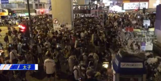 大批示威者走出弥敦道行车线 。NOW新闻截图