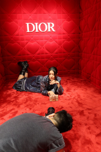 Mandy應攝影師要求趴在地上擺pose拍照，任影唔嬲。